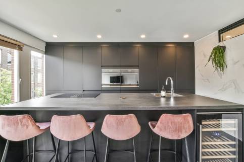 Îlot avec chaise de bar