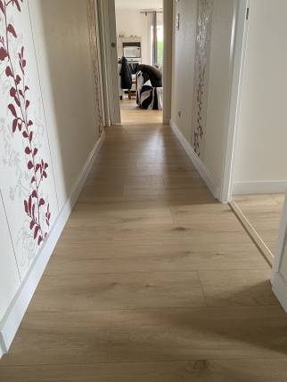 Pose d'un revêtement de sol stratifié imitation parquet dans une maison rénovée - Montauban 82000