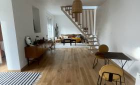 Salon et escalier après rénovation (Caen 14000)