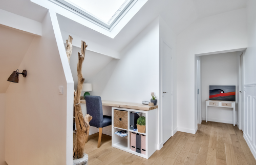 Aménagement d'un coin bureau sur le palier sous les combles - Houdan