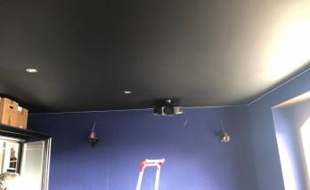 Pose d'une toile tendue dans une maison près d'Aix-les-Bains