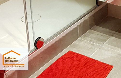 Carrelage moderne et receveur extra-plat : une rénovation technique et esthétique signée La Maison Des Travaux.