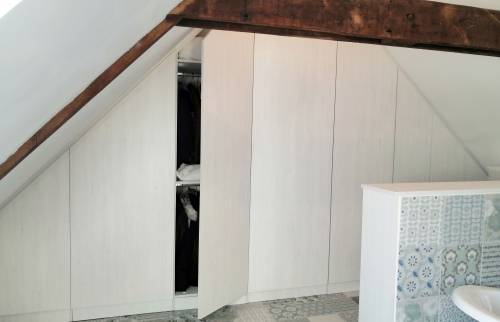 Placard sur-mesure sous combles