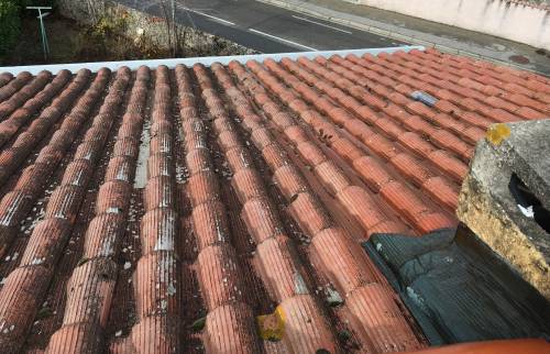 Une toiture abîmée par le temps