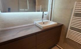 Rénovation complète d’une salle de bain moderne avec douche à l’italienne à Paris 17