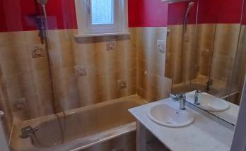 Salle de bain avant travaux avec baignoire et ancien carrelage à Courrières