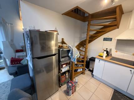Ancienne cuisine avec l'ancien escalier
