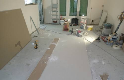 Finitions ouverture du mur et revêtement de sol à venir - Travaux en cours