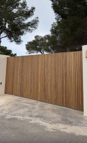 Portail coulissant moderne a Biarritz