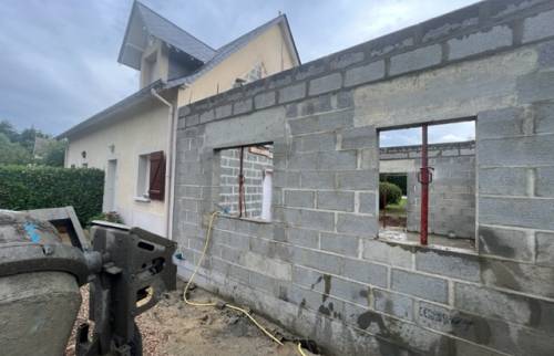 Les murs en parpaings de l'extension