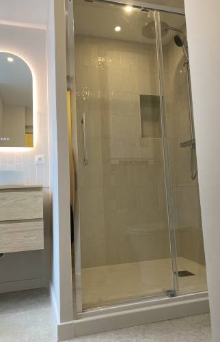 SDB de 6M2 avec douche 90X140 - WC - baignoire et meuble vasque 