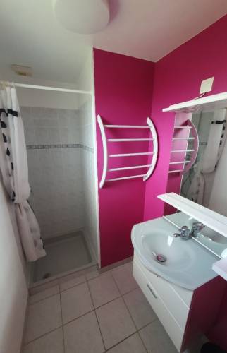 Vue avant des travaux de transformation de la salle de bain parentale à Bruz.