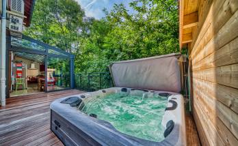 Un joli jacuzzi pour profiter en famille ou entre amis