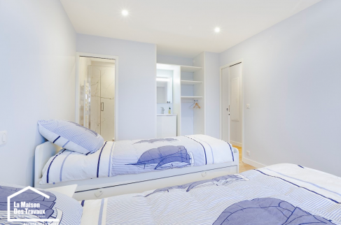 Chambre d'enfants avec salle de bain attenante