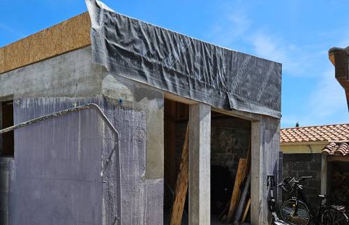 Vue sur la construction de l'extension en béton
