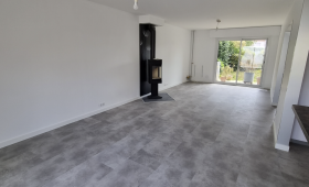 Pose revêtement de sol en dalles de vinyle collée et installation poêle canalisable hybride pavillon à Bouleurs (77580) 