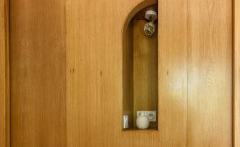 Niche décorative et pratique au-dessus du canapé-lit gris