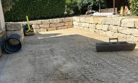 Cour prête à recevoir son revêtement final après terrassement, nivellement et mise en forme complète du terrain.