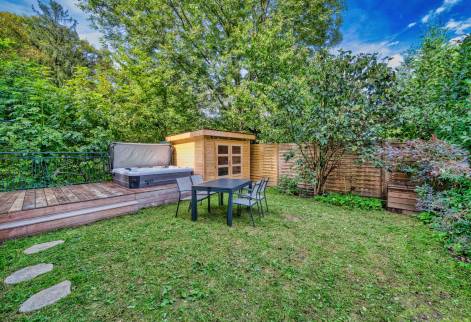 Vue d'ensemble de la terrasse et de l'abri de jardin 