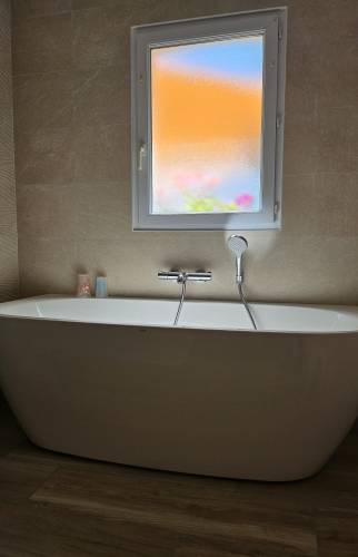 Baignoire centrée au mur