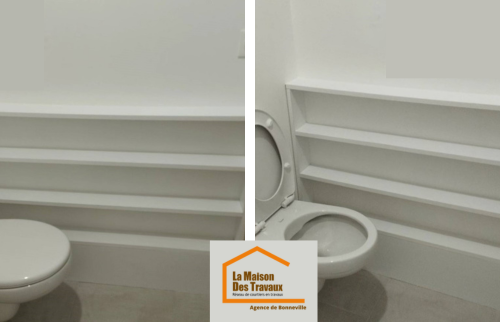 Armoire Ouverte a coté de toillette pour le stock