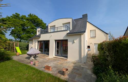 Isolation thermique par l’extérieur terminée façade arrière maison