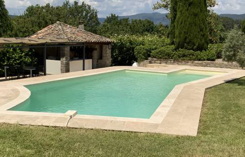 Piscine aprés rénovation et pool house 