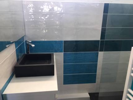 Pose de faïence décorative dans une salle de bain rénovée - Nantes 44