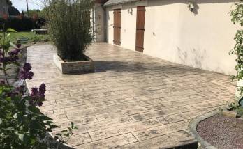 Terrasse en béton imprimé décor bois avec jardinière parpaing - Vauréal - 95490