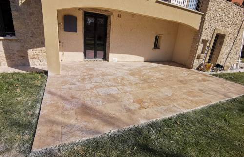Terrasse en travertin