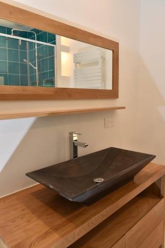 Meuble vasque en chêne massif et vasque en pierre, salle de bain Paris 17
