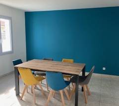 Accord parfait entre bleu audacieux et blanc mate
