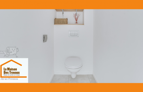 Rénovation WC à Aix-en-Provence : espace épuré, WC suspendus et rangements discrets par La Maison Des Travaux.