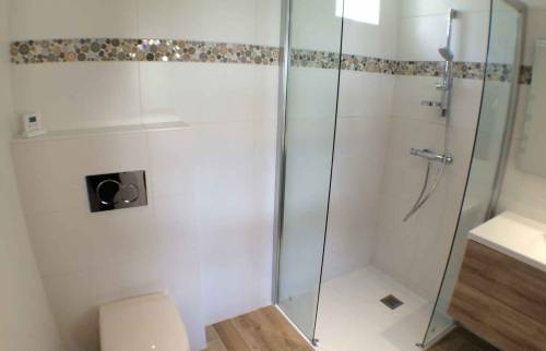 Douche avec paroi d'angle