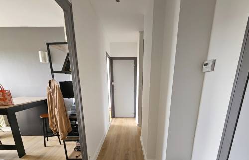 Couloir rénové en vinyle coloris chêne clair