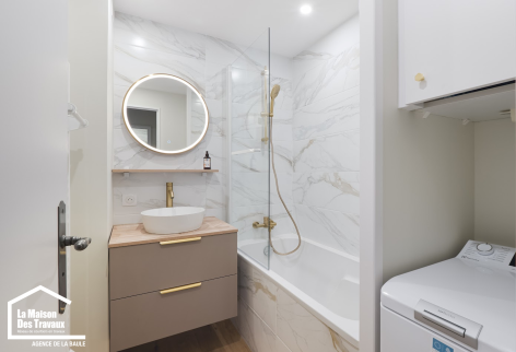 Salle de bain avec baignoire