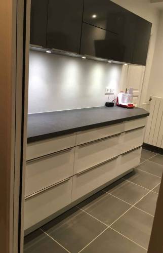 Des éclairages sous meubles et des teintes modernes