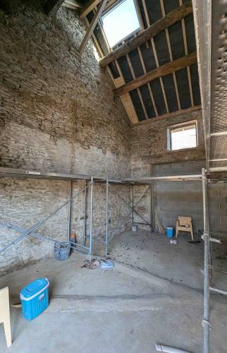 rénovation grange en pierre avec toiture en lauze