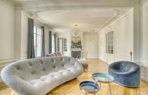 Rénover les moulures d'un appartement à Paris étoile