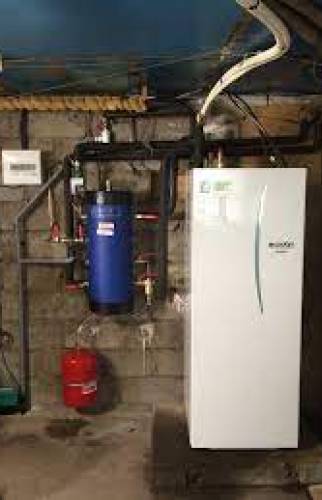 Pompe à chameur air-eau en sous-sol après isolation phonique et mises aux normes électricité/plomberie - Cergy POntoise - 95800 - 