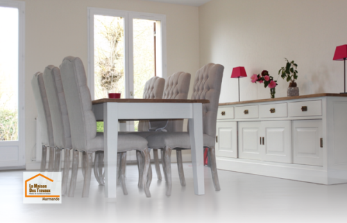 Salon rénové à Marmande avec verrière contemporaine, apportant luminosité et caractère à l’espace de vie.