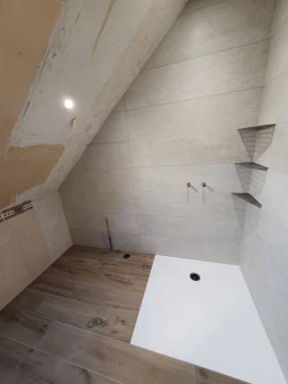Travaux en cours de rénovation de salle de bain 