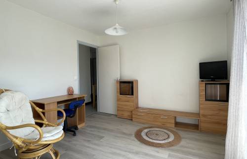 Salon avec un nouveau sol en PVC et de nouvelles peintures