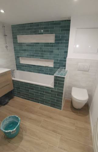 Faïence murale, coloris profonde vert émeraude, élégance et sophistication 