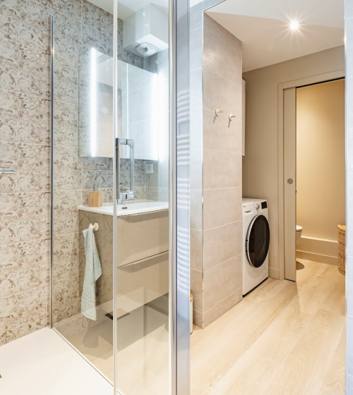 Grande salle de douche entièrement rénovée