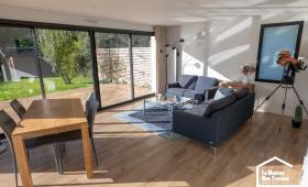 Une grande baie vitrée d’angle pour baigner la pièce de lumière