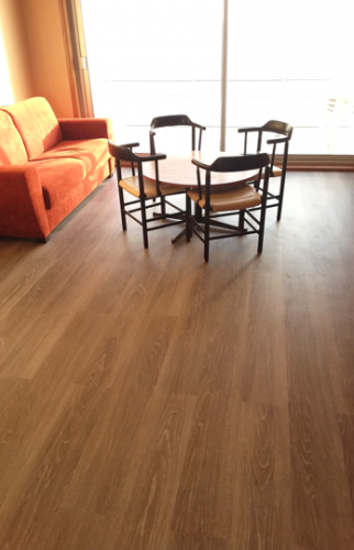 Sol pvc imitation parquet dans tout l'appartement