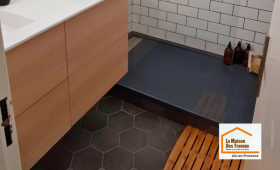 Vue d’ensemble d’une salle de bain moderne rénovée près du Tholonet avec douche à l’italienne, meuble vasque suspendu et carrelage métro blanc.