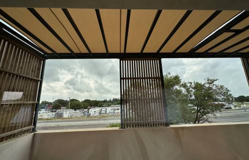 Terrasse avec stores coulissants La Maison Des Travaux Nîmes