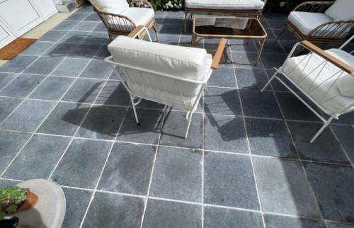 La terrasse avec son dallage